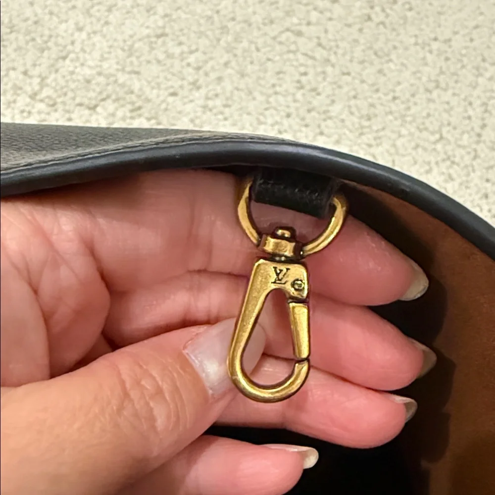 Black low key hobo LV - Picture 7 of 16